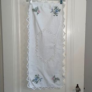 Keeco white cotton table runner with floral embroidery & Battenburg lace